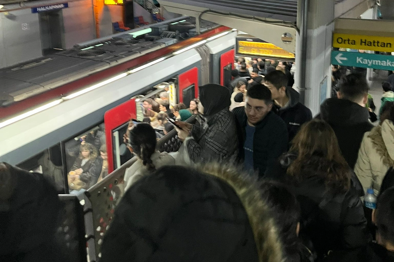 İzmir’de hayat durdu: ESHOT ve metro çalışmadı, trafik felç oldu!