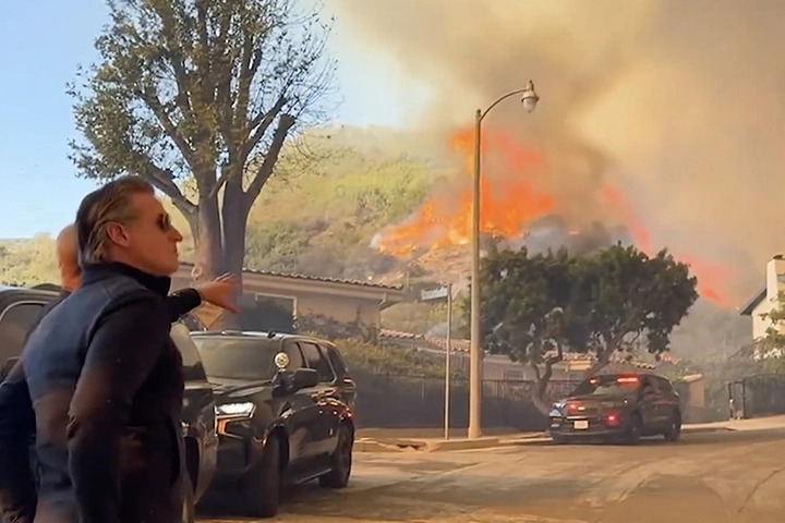 Los Angeles'ta büyük yangın: 30 bin kişi tahliye edildi!