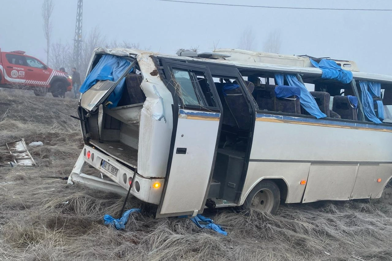 Buzlanma ve sis kaza getirdi: Çok sayıda yaralı var!