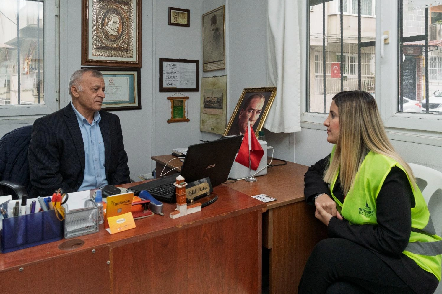 İzmir’in muhtarlarına yeni yıl hediyesi