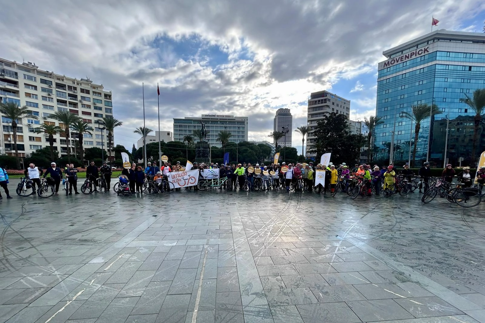 İzmir kabartmalı kitap için pedal çevirdi