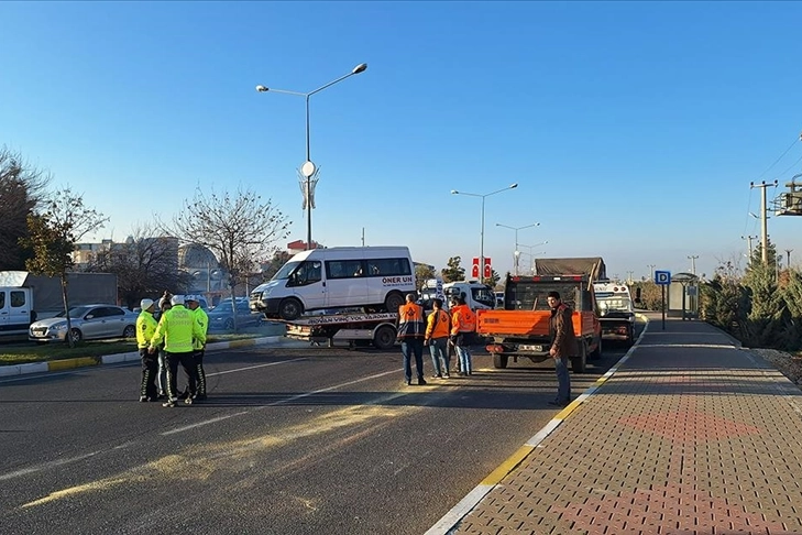 İşçi servisi ve kamyon çarpıştı: Çok sayıda yaralı var!