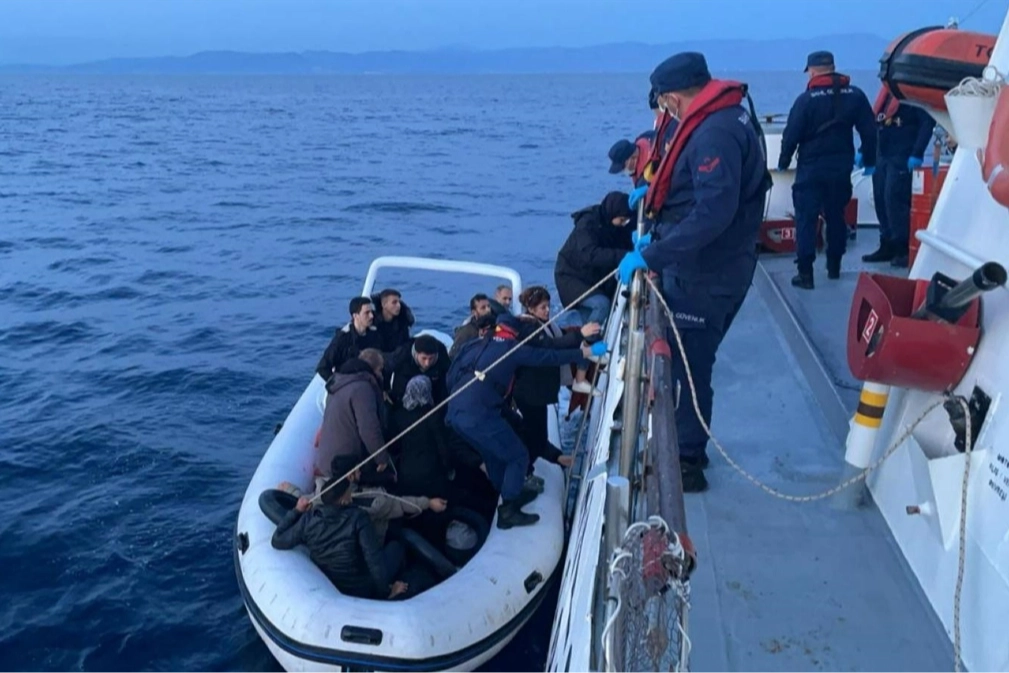 İzmir haber: Sürüklenen lastik botta 45 düzensiz göçmen kurtarıldı