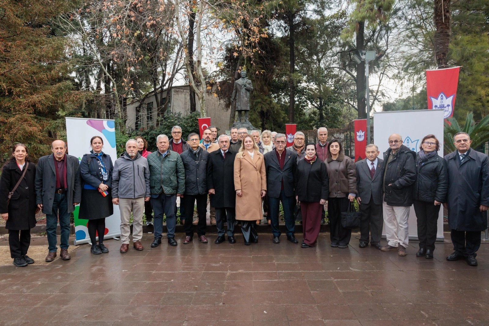 İzmirliler Nazım Hikmet için buluştu: Çok büyük bir ozan