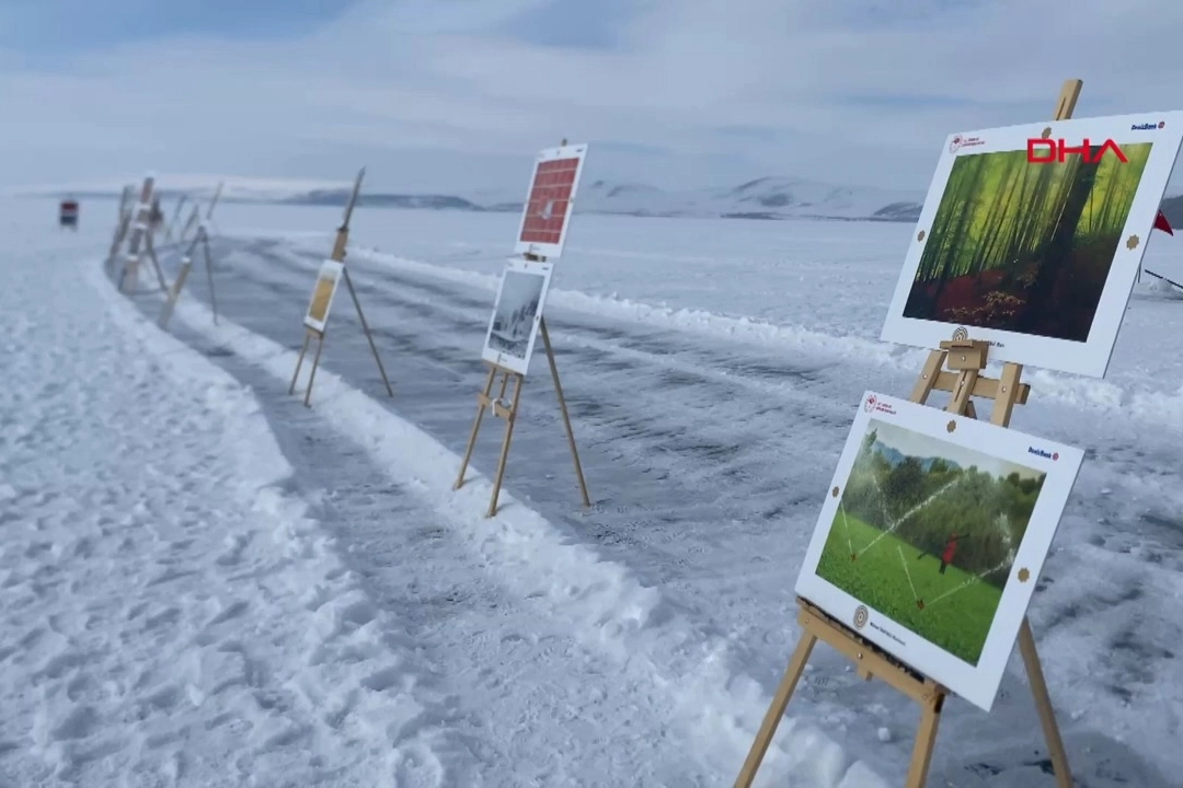 Ardahan Çıldır Gölü'nde buz üzerinde fotoğraf sergisi