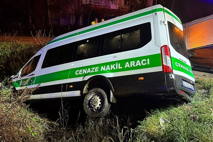 Cenazeye giden minibüs dereye uçtu: Çok sayıda yaralı var!