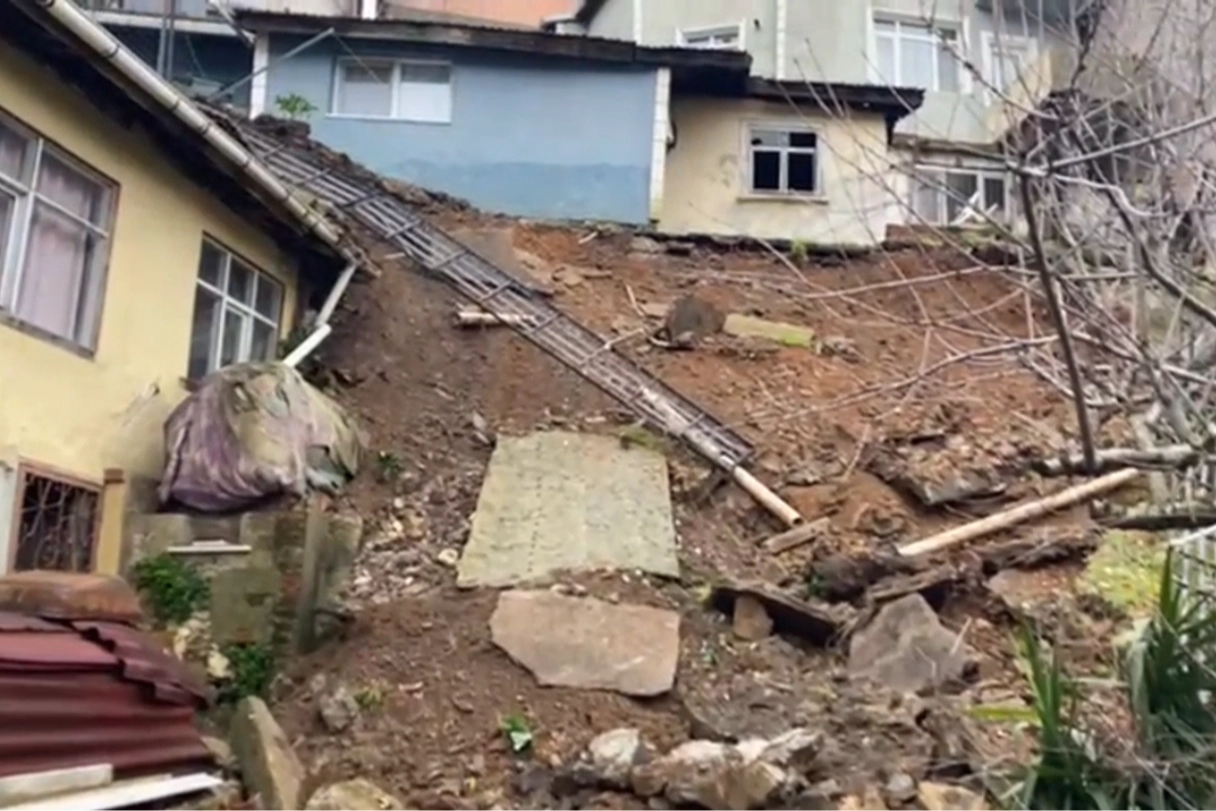 İstanbul’da istinat duvarı çöktü: Ev tahliye edildi