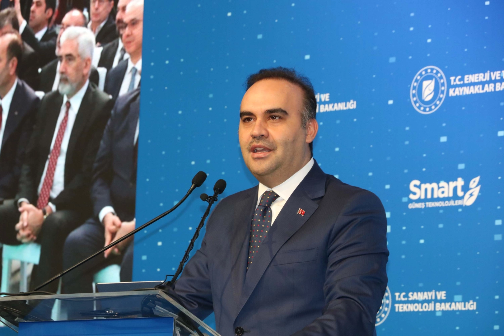 Bakan Kacır: İzmir'e yeşil teknolojilere yönelik yeni tesisler kazandıracağız haberinin görseli