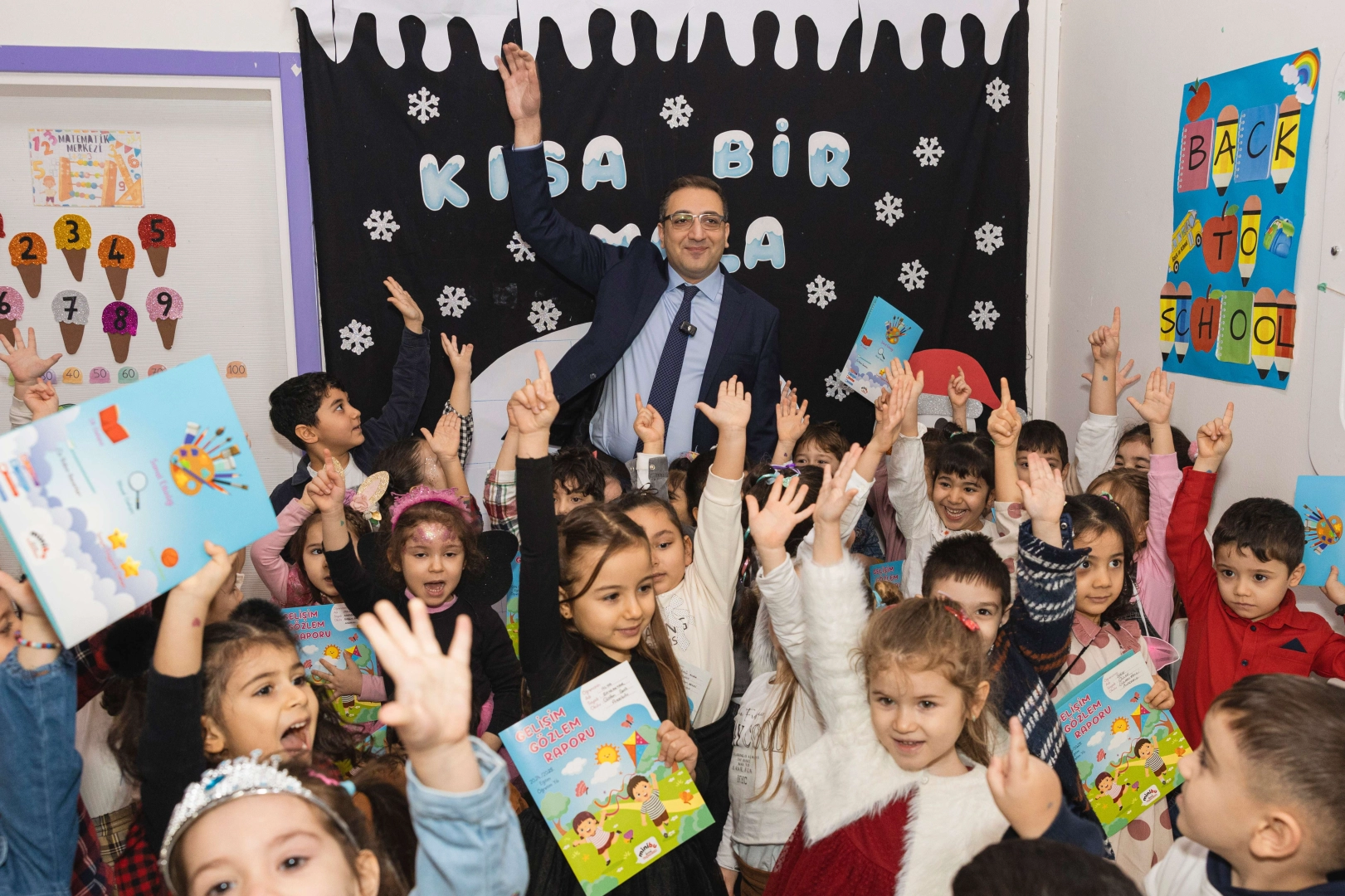 Başkan Yiğit'ten öğrencilere süpriz ziyaret: Karne sevinçlerine ortak oldu