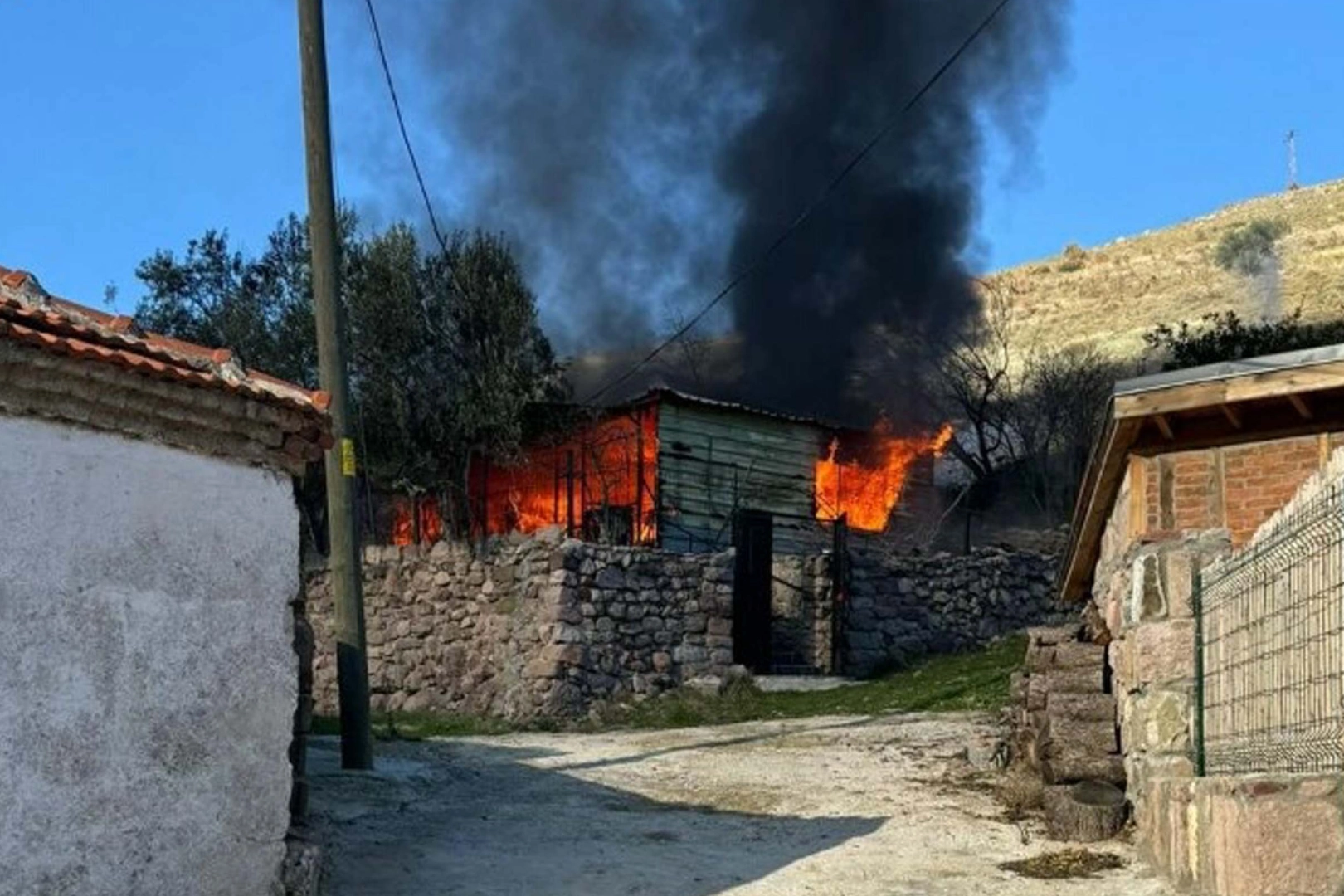 Çanakkale'de müstakil ev cayır cayır yandı!