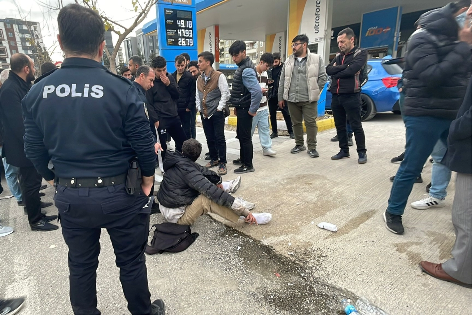 Şanlıurfa’da mahalleli birlik oldu: Eli bıçaklı saldırganı polise teslim ettiler