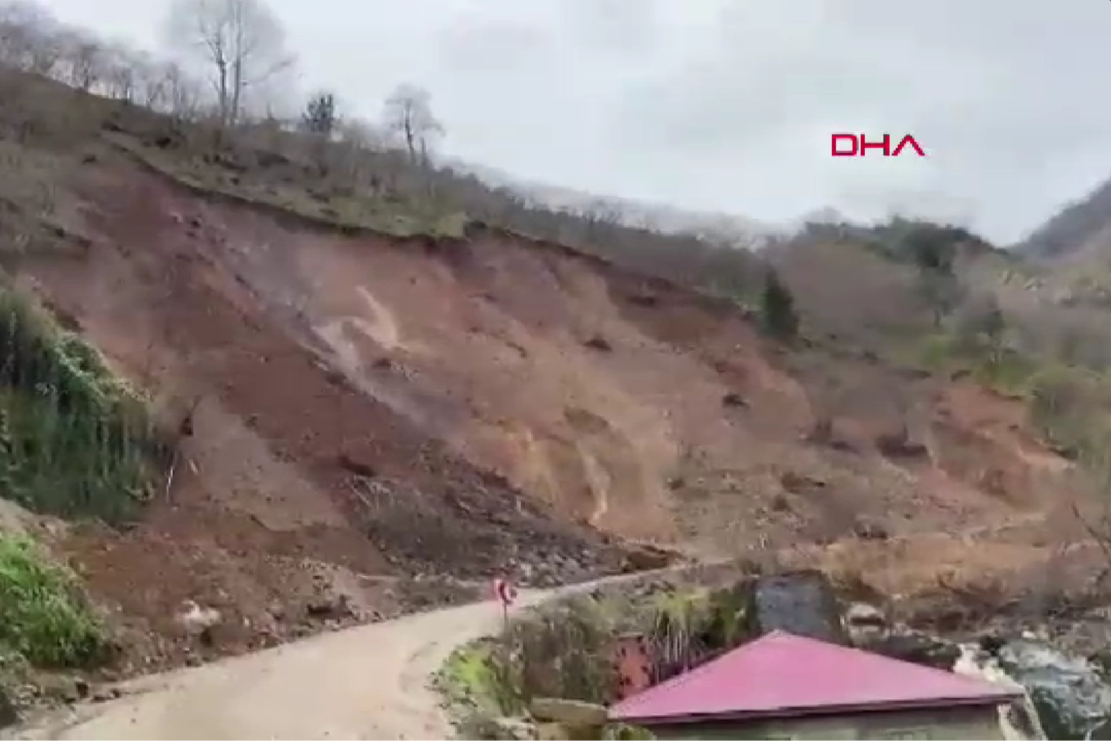 Trabzon'da sağanak sonrası heyelan meydana geldi