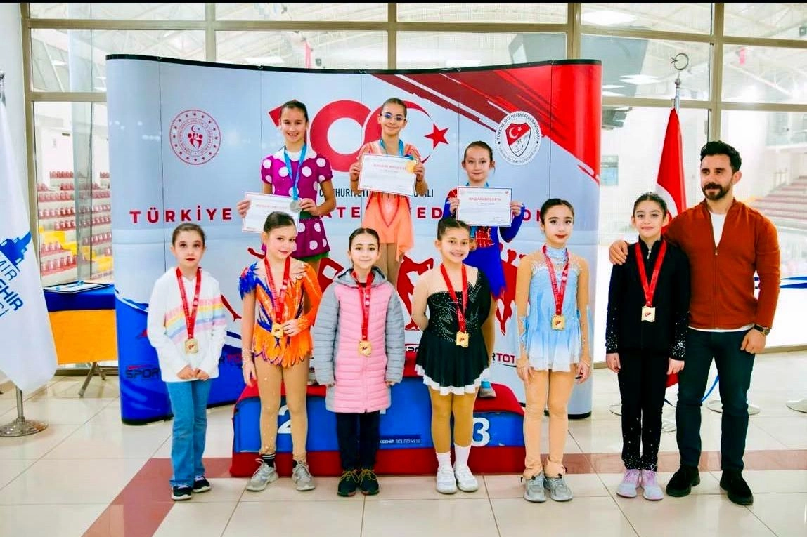 Artistik Buz Pateni 2'nci Bölge Yarışması'nda İzmir rüzgarı: İzmirli sporcular 7 madalya kazandı