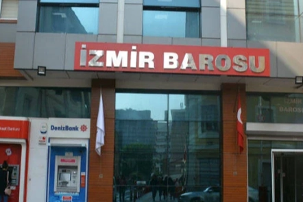 İzmir Barosu'ndan gözaltılara tepki: Gazeteciler ve siyasal parti yöneticilerine yönelik hukuk dışı uygulamalara son verilmelidir! haberinin görseli
