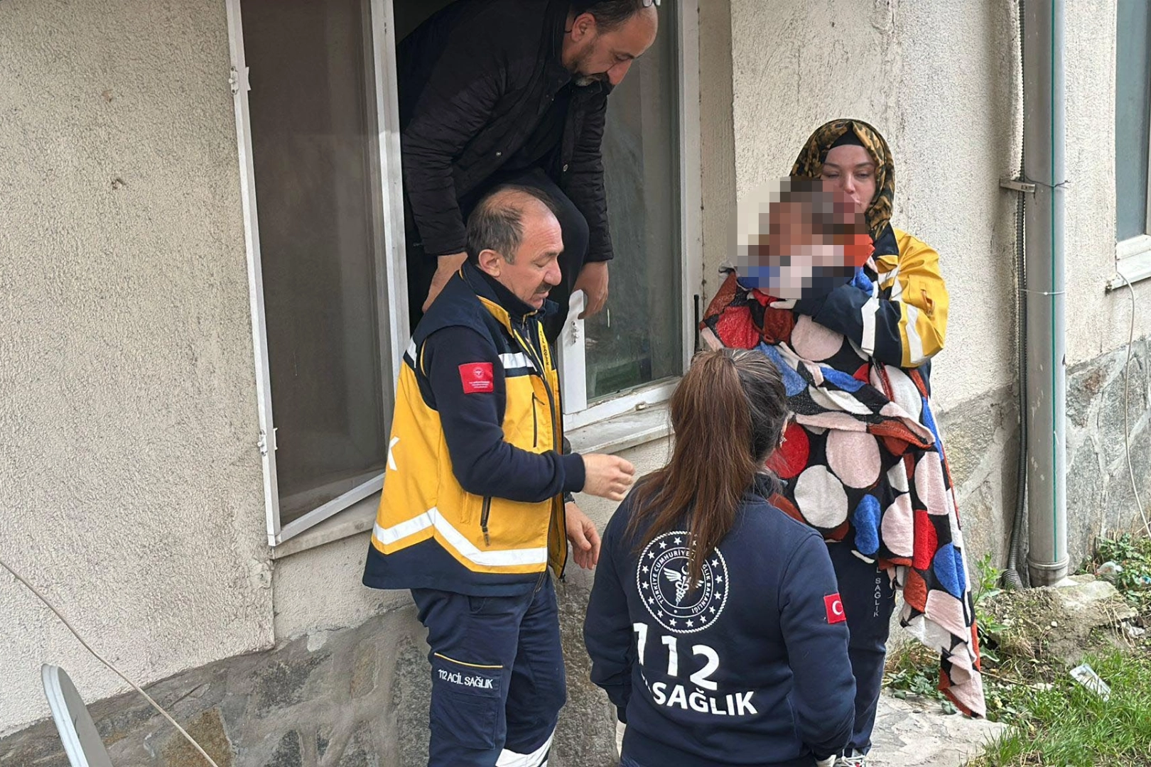 Annesinin yalnız bıraktığı  bebeği polis kurtardı