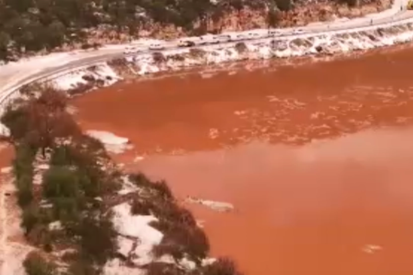 Şiddetli yağmur ve dolu sele neden oldu, seralar da zarar gördü haberinin görseli
