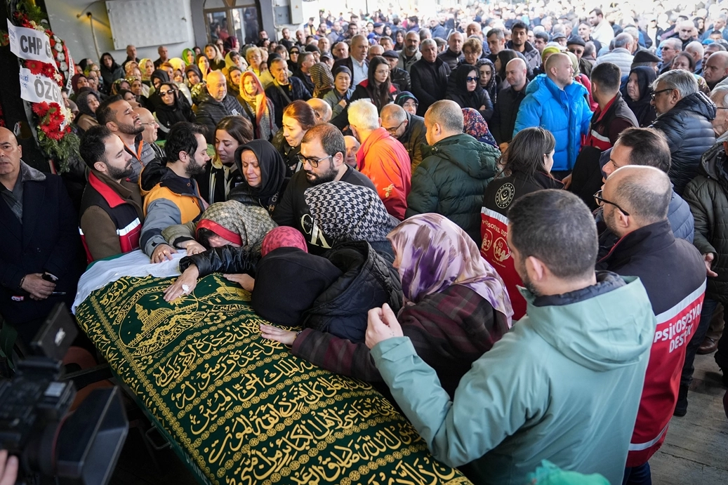 Bolu'daki otel yangınında ölen anne ve kız Manisa'da toprağa verildi