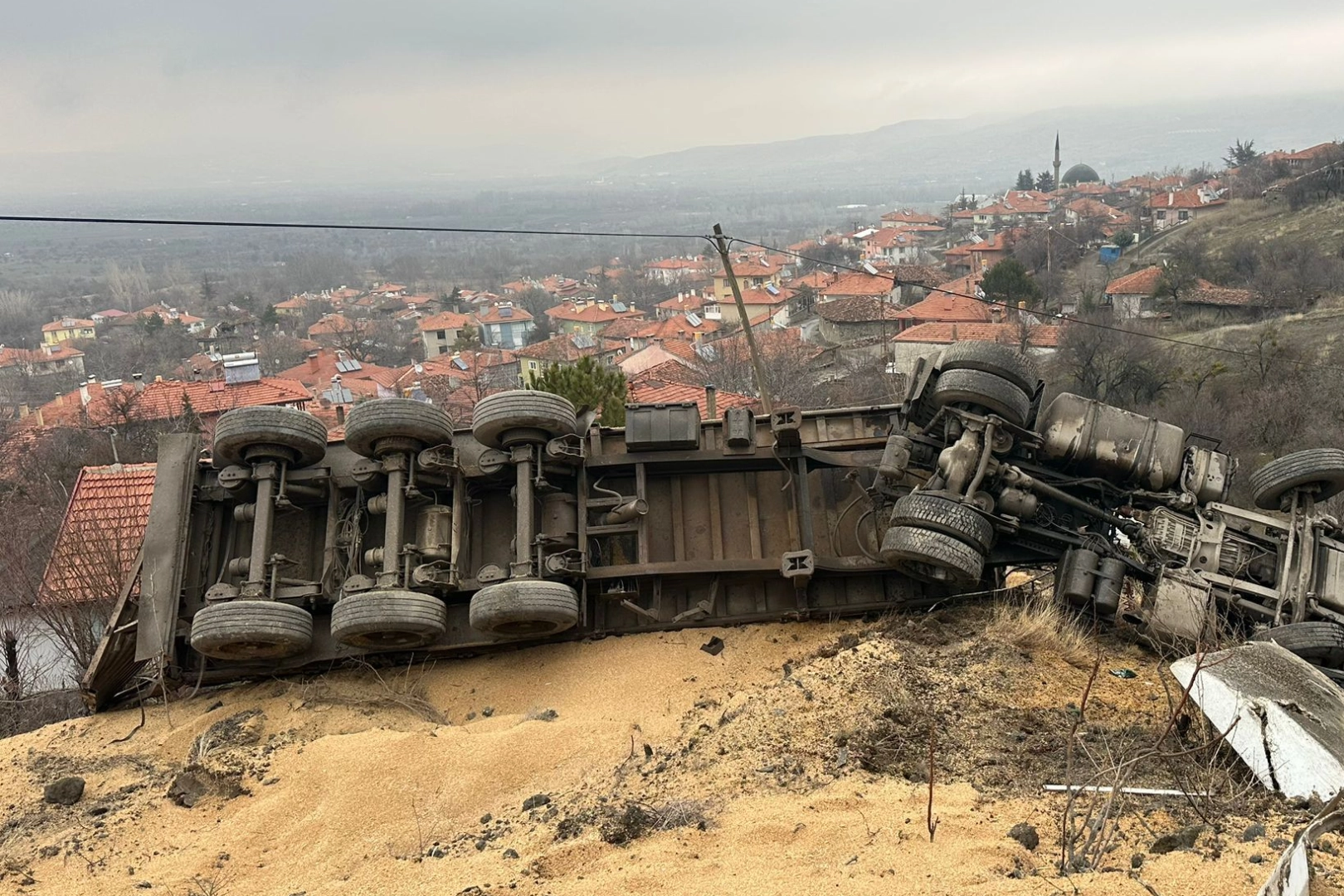 Şarampole devrilen TIR'ın şoförü yaralandı!