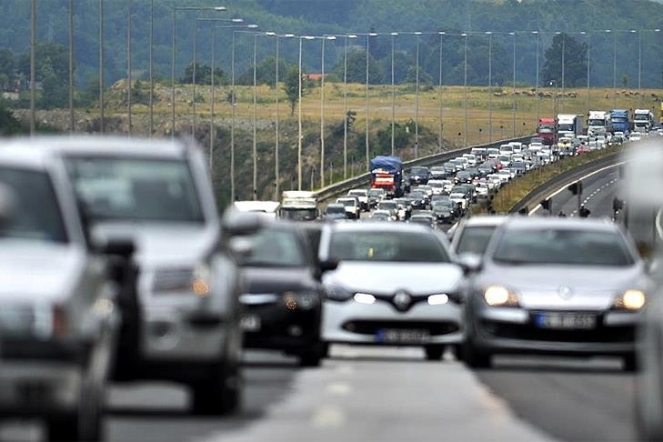 Trafikte saldırı amacıyla aracından inen yandı: Ehliyetine el konulacak haberinin görseli