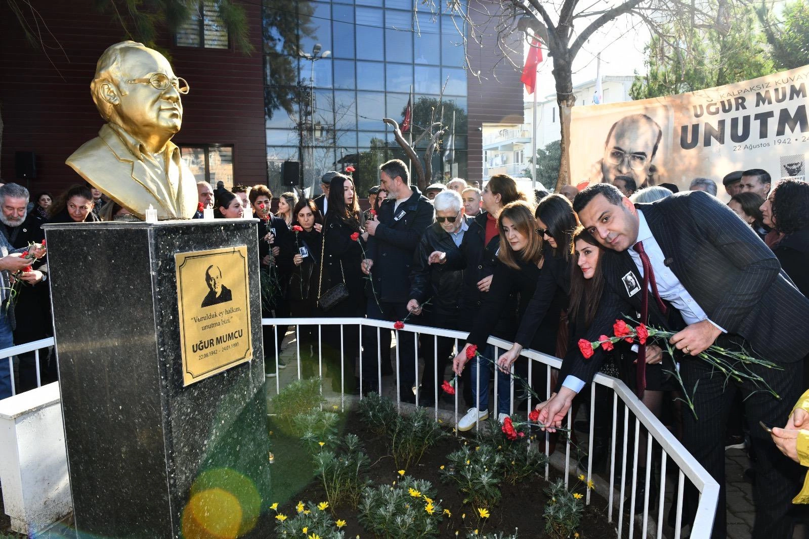Çiğlililer Uğur Mumcu için bir araya geldi: Bugünlere ışık tutmuş özel bir kişilikti   haberinin görseli