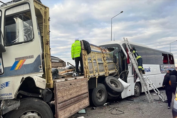 Konya’da ölümlü kaza: Yolcu otobüsü park halindeki kamyona çarptı