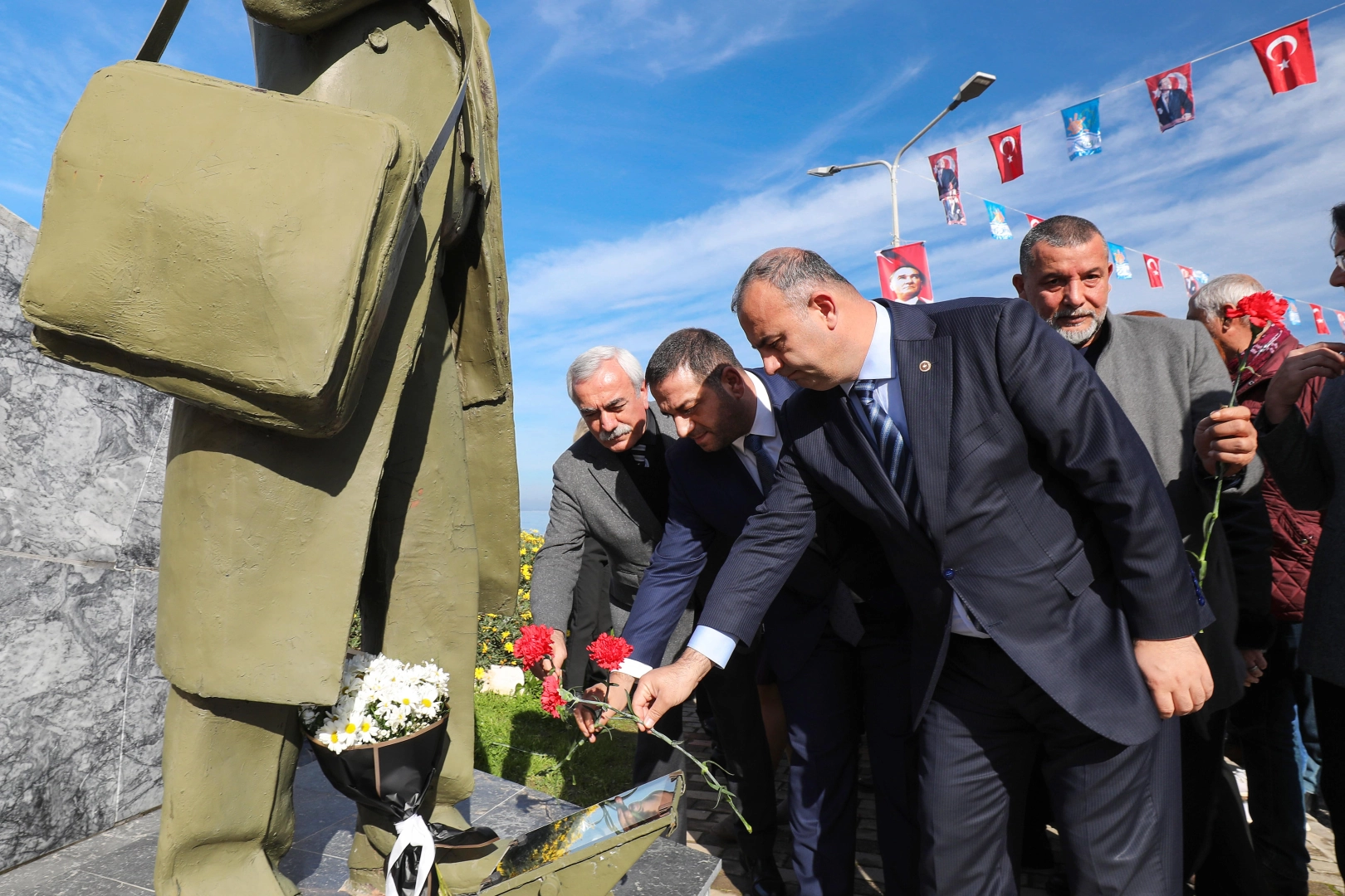 Narlıdere Uğur Mumcu’yu unutmadı: Karanfillerle anıldı haberinin görseli