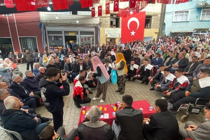 Ödemiş'in Bıçakçı Mahallesi'nde gençler 95 yıllık gelenekle askere uğurlanıyor