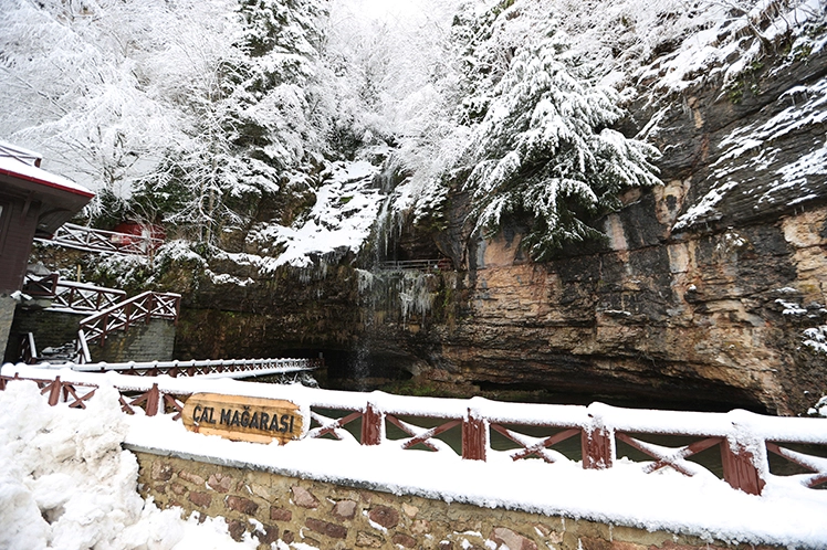 Doğu Karadeniz'in gözdesi Çal Mağarası, 173 bin ziyaretçi ile rekor kırdı