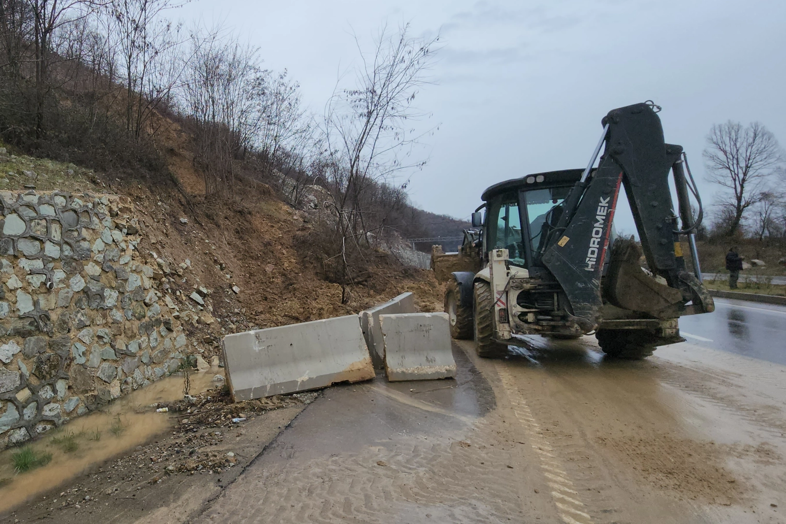 Düzce'de heyelan: Yol ulaşıma kapandı