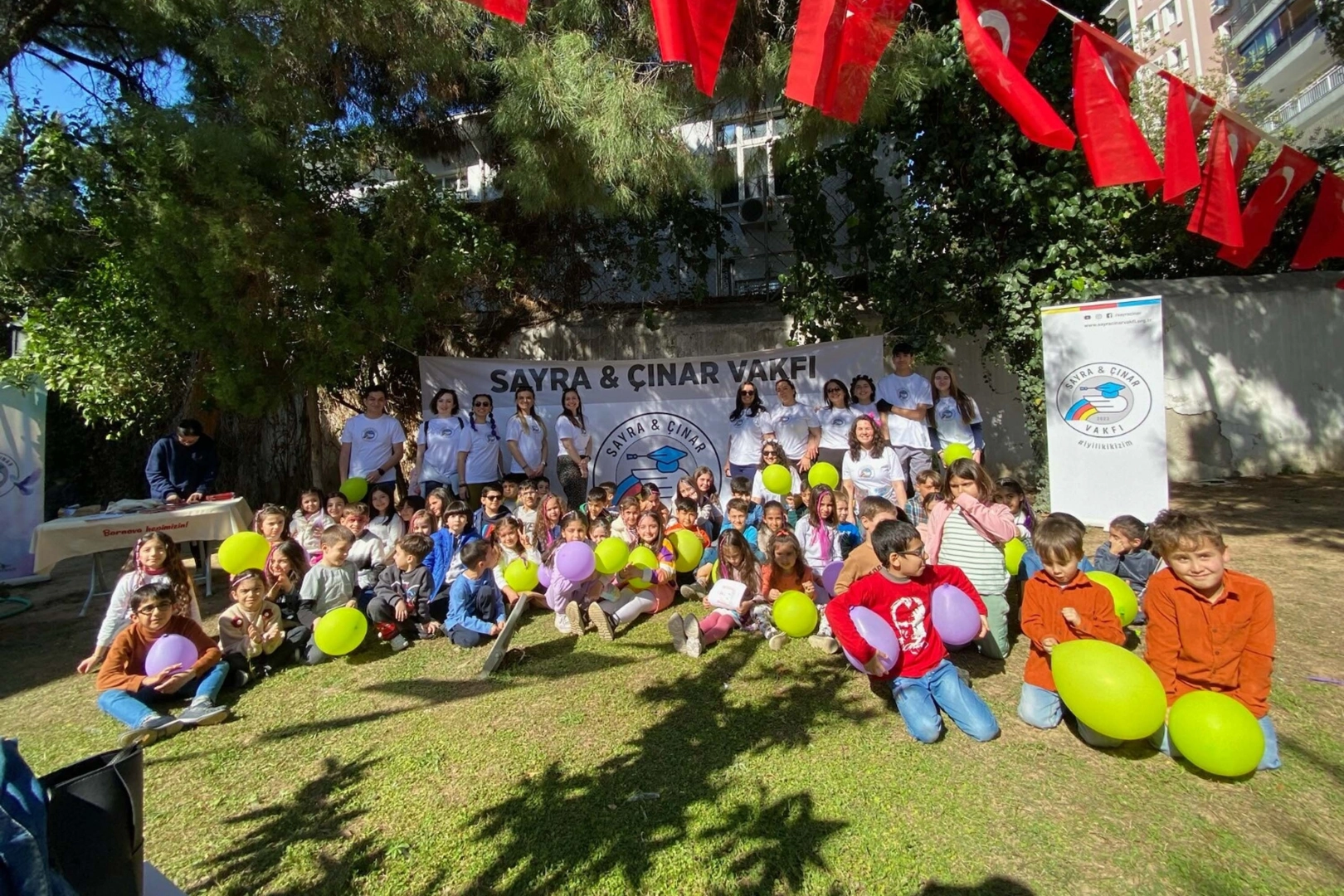 İzmir’de iyiliğe aralanan gece: Bir hediye bırak bir gelecek başlat