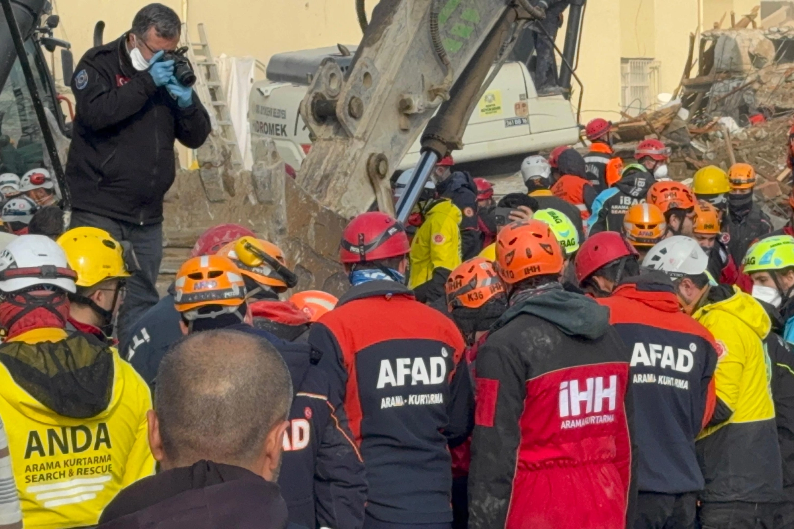 Konya’daki enkazdan acı haber: 1 kişinin cansız bedenine ulaşıldı