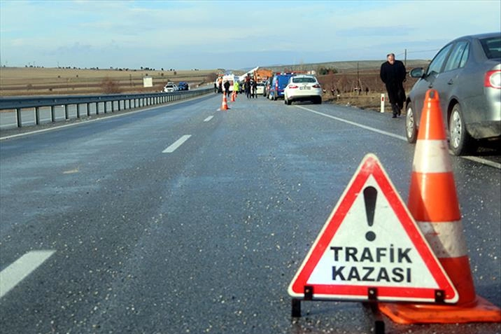 Otomobil TIR’ın altına girdi: 1 kişi hayatını kaybetti