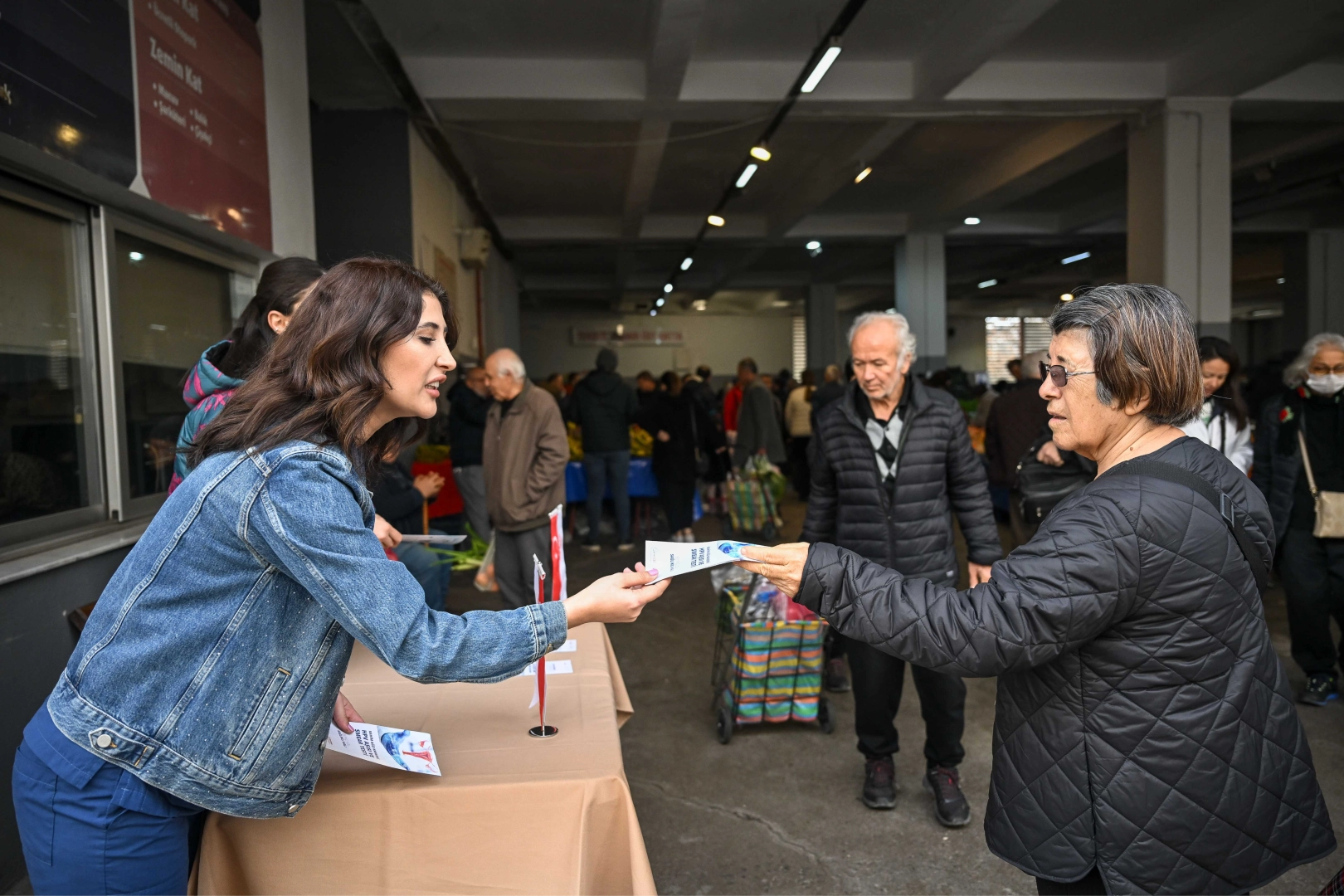 Bornova'da Serviks Kanseri Farkındalığı için bilgilendirme broşürleri dağıtıldı