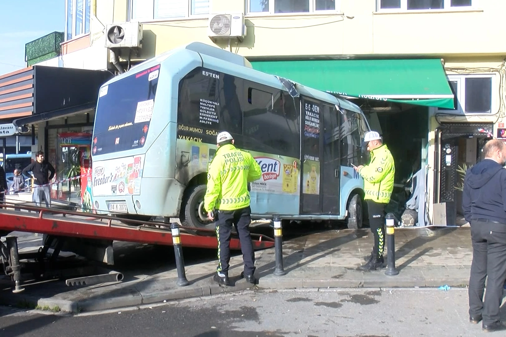 Freni patlayan minibüs kuaföre daldı!