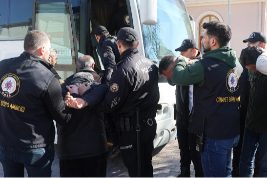 Konya'da çöken bina soruşturmasında gözaltına alınan şüpheliler adliyeye sevk edildi!