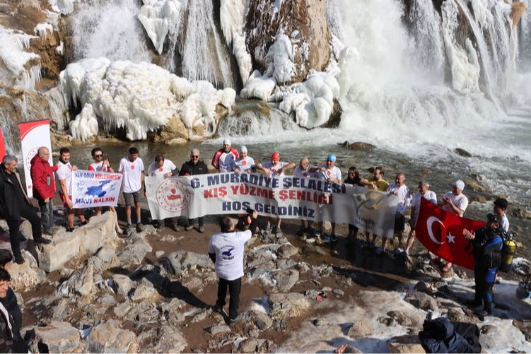 Muradiye Şelalesi’nde donan sulara soğuk hava dalışı