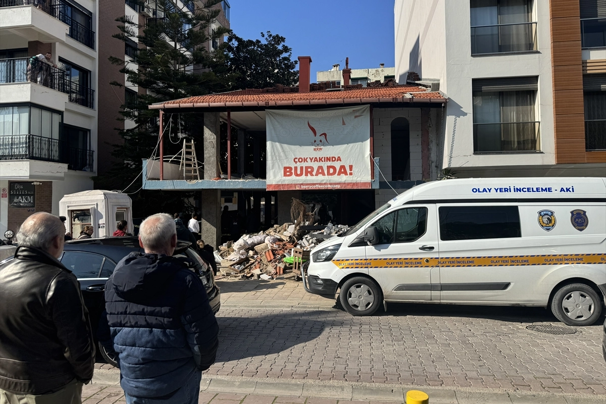 İzmir Karşıyaka'da tamir için çıktığı çatıdan düşen işçi hayatını kaybetti