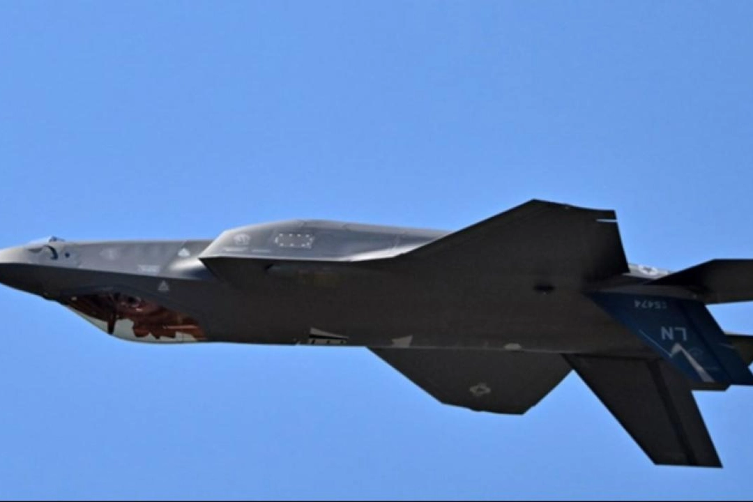 F-35 savaş uçağı eğitim uçuşu sırasında düştü!