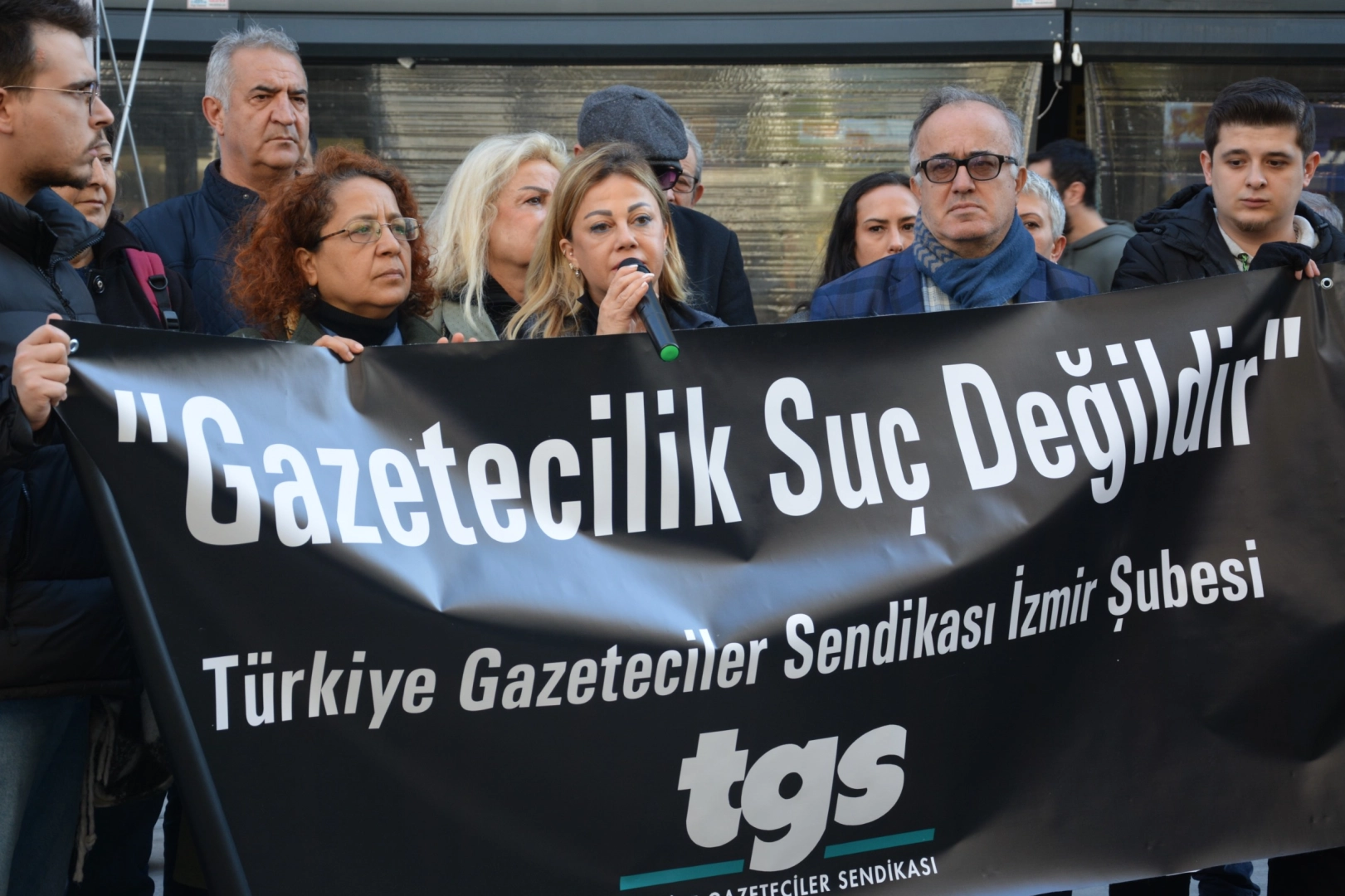 İzmirli gazetecilerden protesto: Arkadaşlarımızın yanındayız