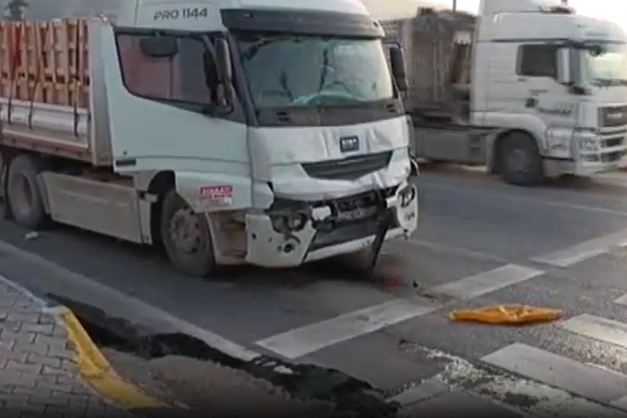 Mermer yüklü TIR  cezaevi personel aracına çarptı: Çok sayıda yaralı var!