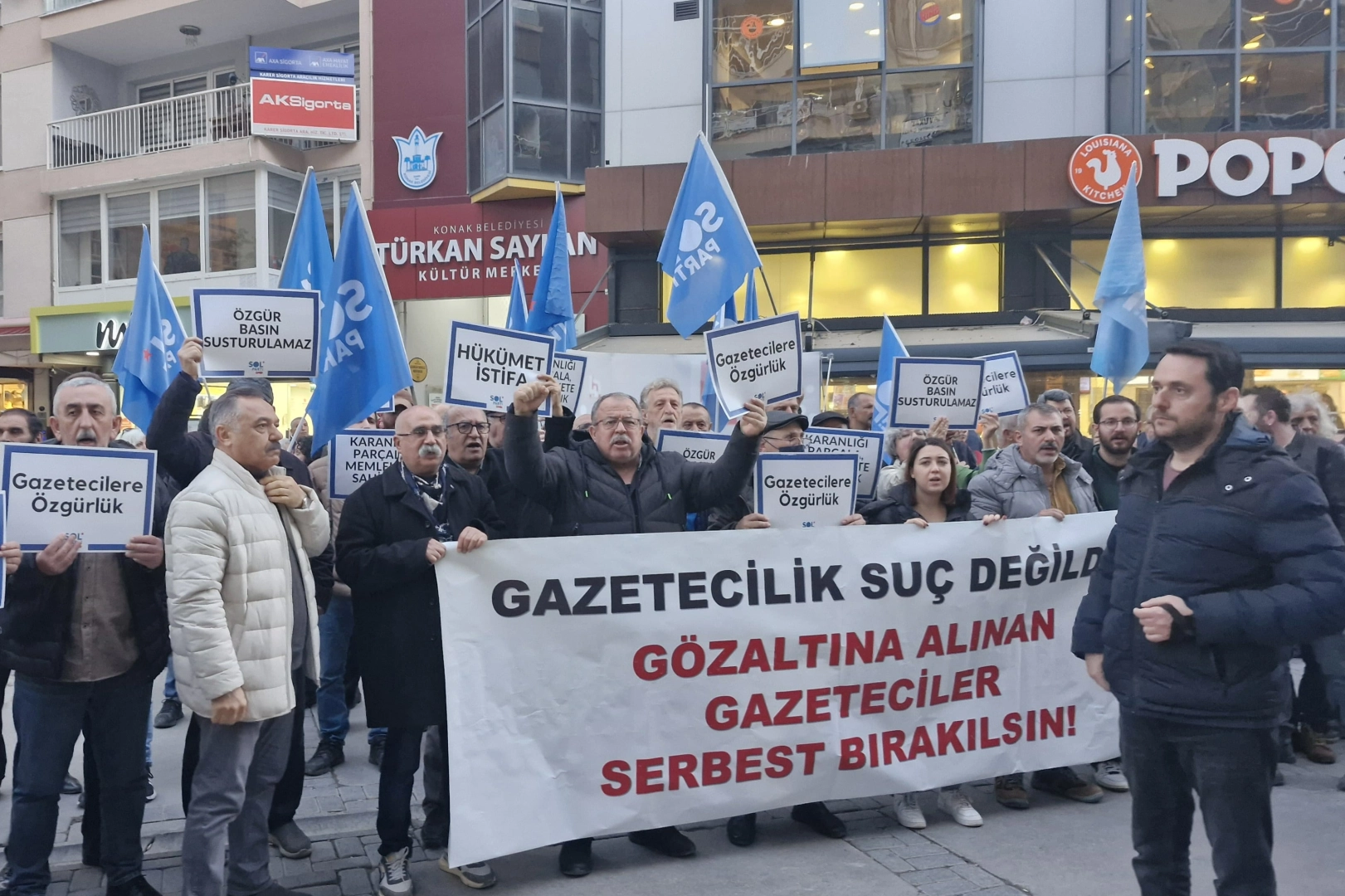 SOL Parti'den gazetecilere destek: Toplum sindirilmeye çalışılıyor