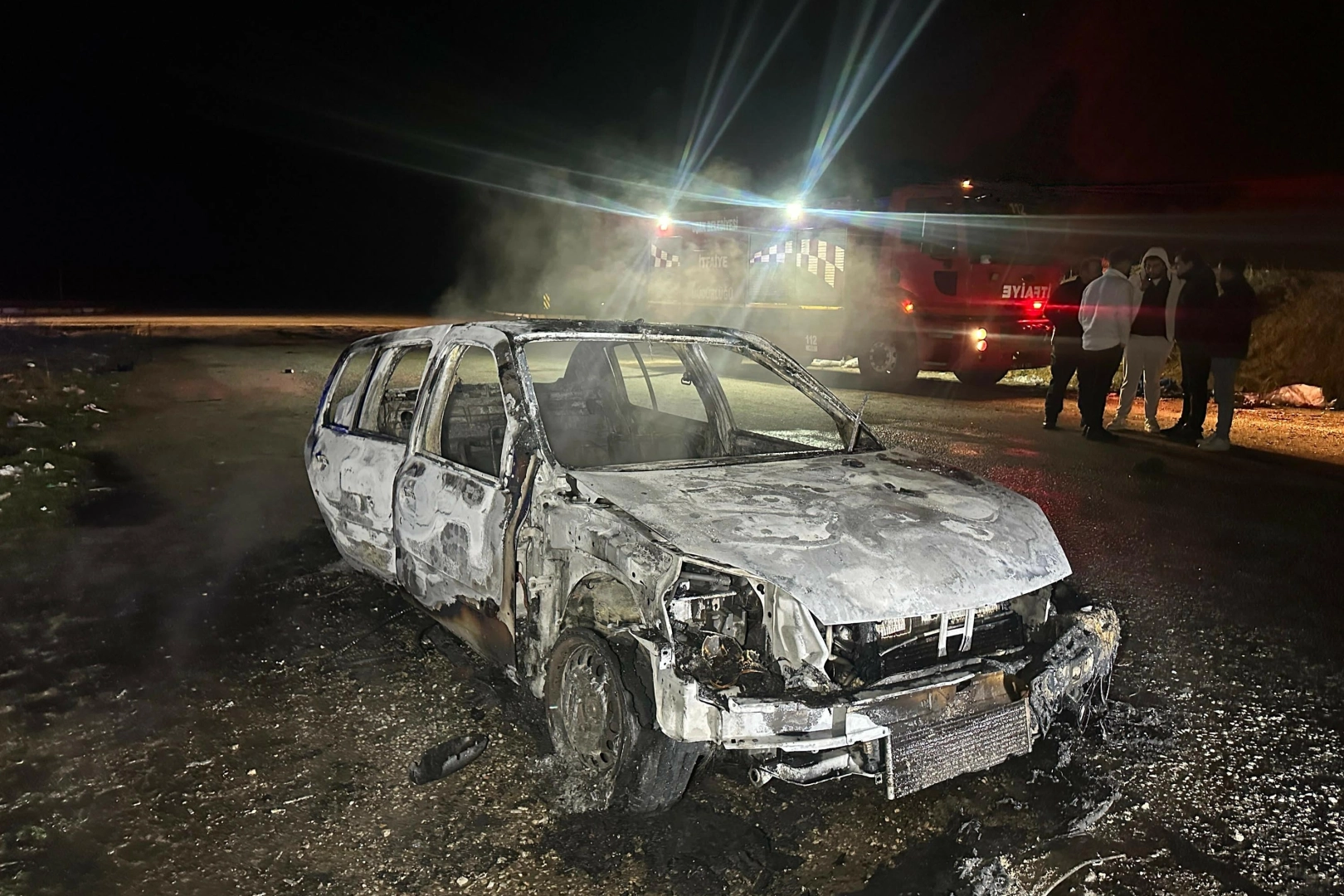 Alev alev yanan otomobilden ceset çıktı