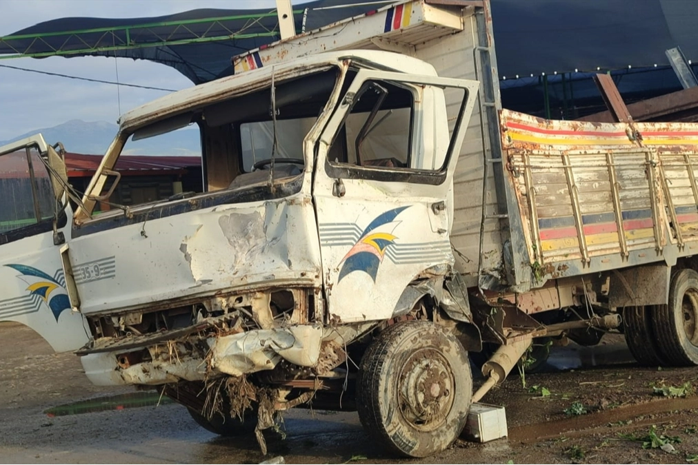 Park halindeki otomobillere çarpan kamyonetin sürücüsü yaralandı