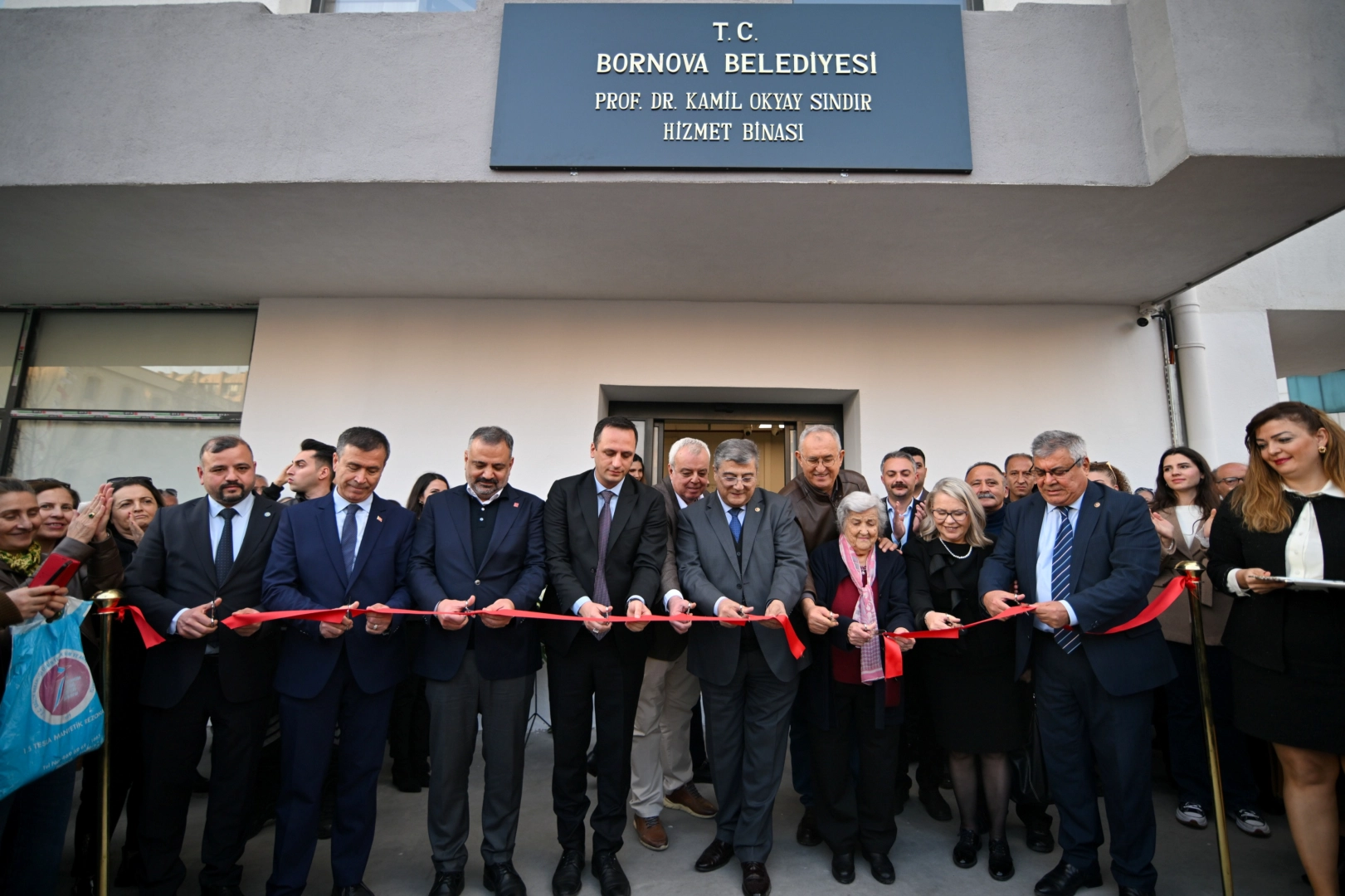 Bornova’nın kalbinde anlamlı açılış: Yeni hizmet binasına Prof. Dr. Kamil Okyay Sındır’ın adı verildi