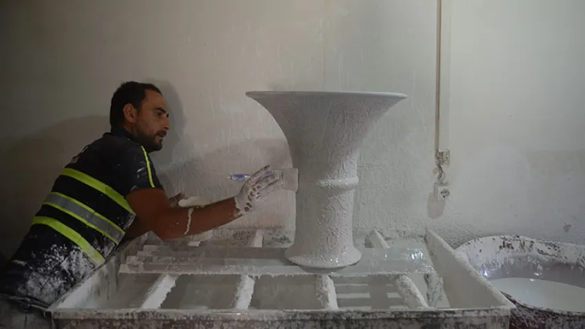 Kütahya'nın çini ustası Remzi Oruç'tan 2 metrelik inanılmaz vazo