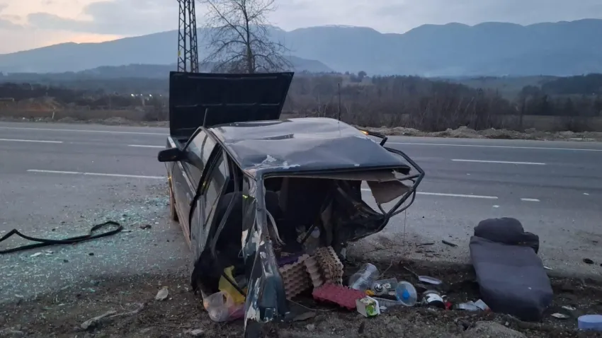 Feci kazada mucize kurtuluş: İkiye bölünen arabadan yara almadan çıktı haberinin görseli