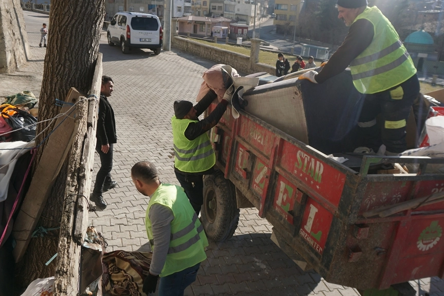 Komşular kötü koku üzerine yardım istedi: O evden 1 traktör atık malzeme çıktı haberinin görseli