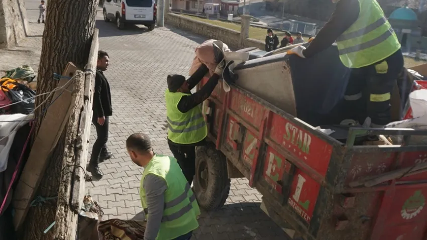 Komşular kötü koku üzerine yardım istedi: O evden 1 traktör atık malzeme çıktı