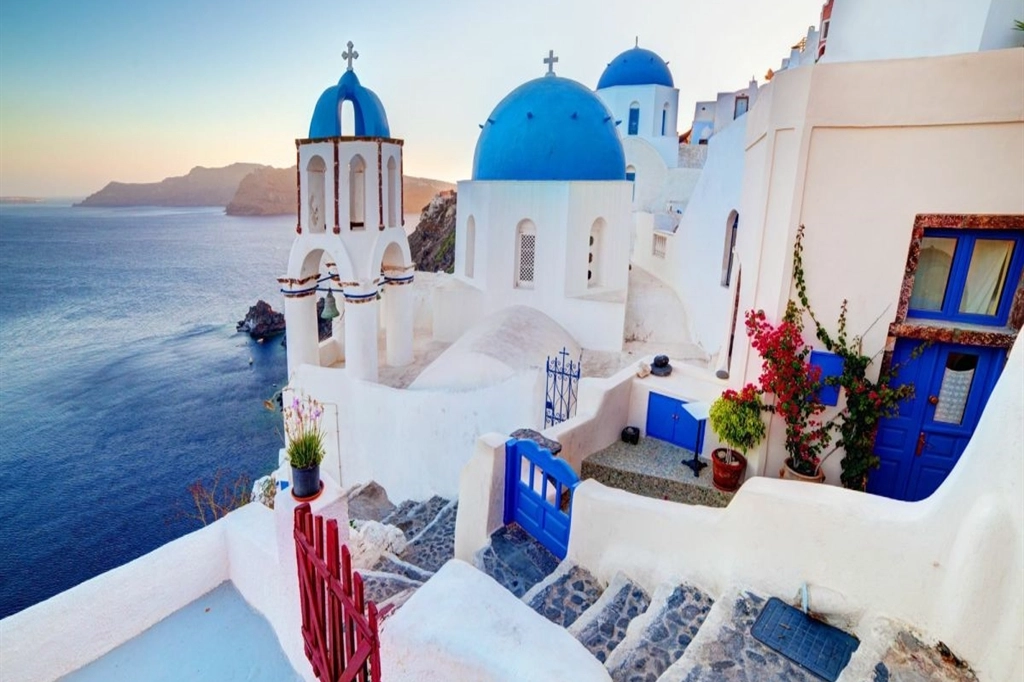 Santorini’de sismik hareketlilik: Eğitime ara verildi