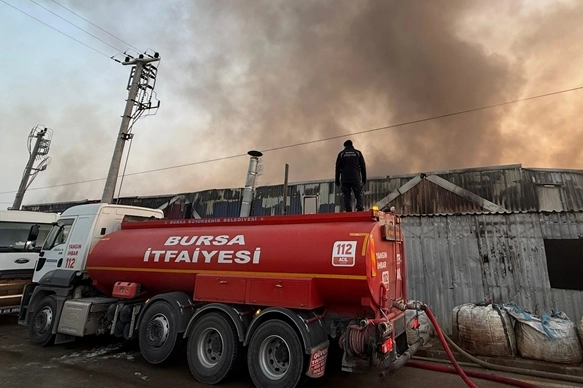 Bursa'da geri dönüşüm tesisinde ve fabrikada büyük yangın!